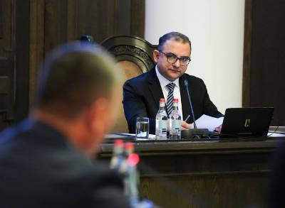 «Հրապարակ». «Հարգանքը» «հասնում է» միայն Նիկոլ Փաշինյանին