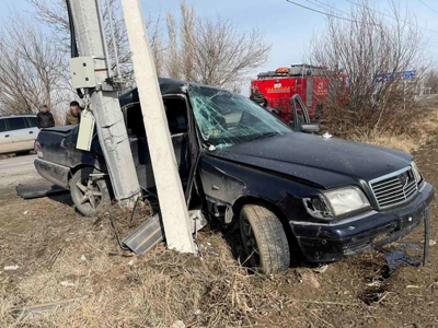 Mercedes-Benz մակնիշի ավտոմեքենան դուրս է եկել Վեդի-Լուսառատ ճանապարհի երթևեկելի հատվածից և բախվել էլեկտրական սյանը