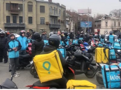 Курьеры службы доставки Wolt провели акцию протеста в Тбилиси