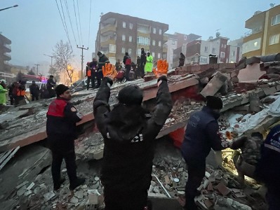 После землетрясения в Турции 284 человека погибли, 2383 ранены