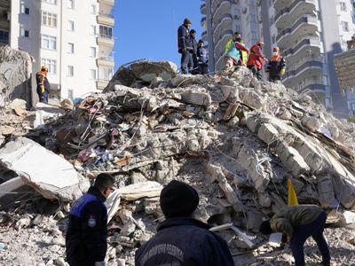 В турецком Хатае спасатели вытащили мать с младенцем живыми из-под завалов