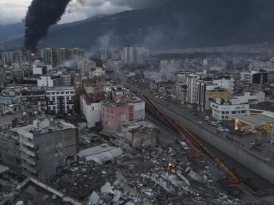 В Турции из-под завалов извлекают умерших от холода людей