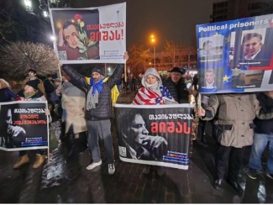 Rally in support of Saakashvili takes place in front of Georgian government building