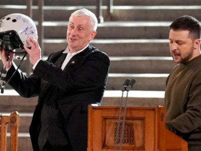 Зеленский призвал передать ВСУ авиацию и подарил парламенту Британии шлем украинского пилота