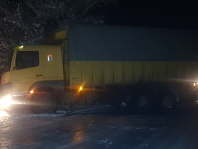 Երևան-Մեղրի ավտոճանապարհին բեռնատարը մերկասառույցի պատճառով միակողմանի փակել է ճանապարհը