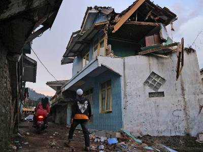 4 people killed in quake in Indonesia