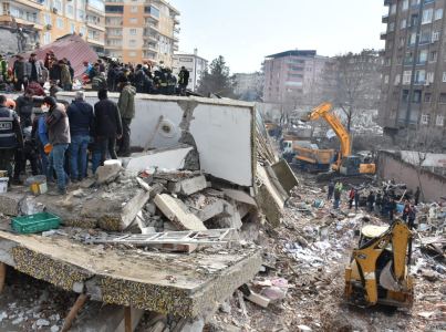 Armenia sends humanitarian aid to Turkey through Margara bridge