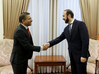 Armenia FM receives outgoing India ambassador (PHOTOS)
