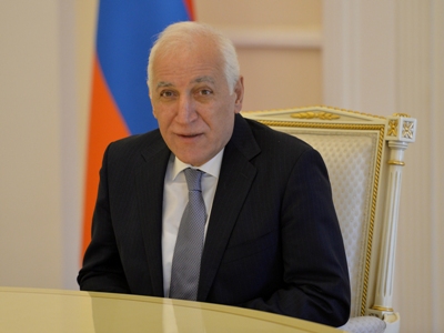 Մայրենի լեզվի պահպանման գործում ավանդի համար Լավրենտի Միրզոյանը պարգևատրվել է Մովսես Խորենացու մեդալով