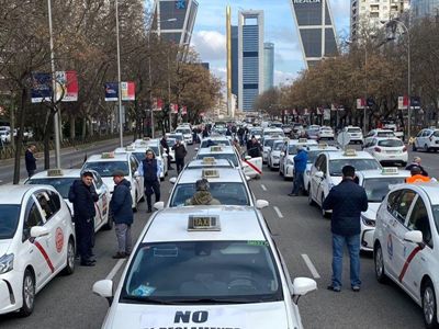 Protest in Madrid: Thousands of cab drivers block Plaza de Castilla