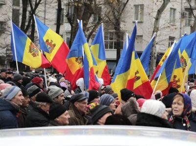 Молдовская оппозиция пикетирует здание парламента страны