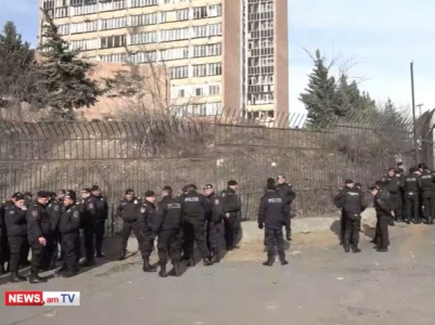 Полиция подвергла приводу 22 человек, живущих в бывшем здании Министерства обороны Армении