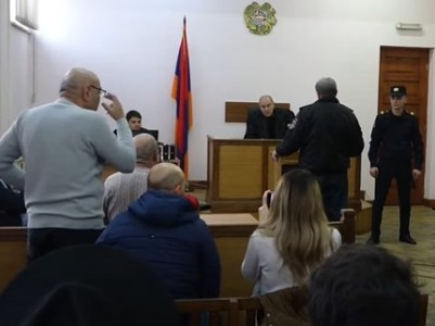 «Սա ի՞նչ կուռաժիտ է». Փաշինյանի ավտոշարասյան կողմից հղի կնոջը վրաերթի ենթարկելու գործով նիստին իրավիճակը լարվեց