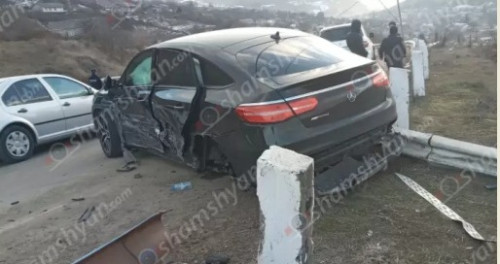 Խոշոր ավտովթար Տավուշում․ բախվել են Mercedes-ն ու BMW-ն․ ավտոմեքնաների անվահեծանները կոտրվել են