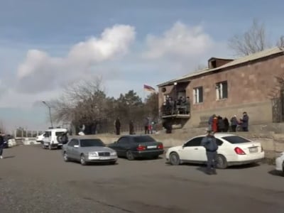 Выселенные из бывшего здания Минобороны Армении граждане вторую ночь проводят у дома