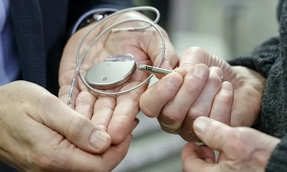 В Румынии группу врачей заподозрили в повторном использовании имплантатов, извлеченных из трупов