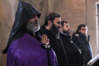 Բոլոր եկեղեցիների խորանների վարագույրները ծածկվեցին և փակ կմնան մինչև Ս. Զատիկ. Փետրվարի 20-ից սկսվում է Մեծ Պահքը