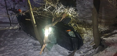 Վանաձոր-Երևան ավտոճանապարհին ավտոմեքենան գլորվել է ձորակը, բախվել ծառին և կողաշրջվել