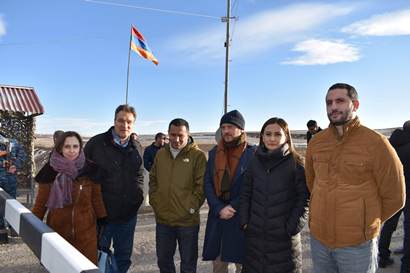 Содокладчики ПАСЕ посетили КПП на дороге, соединяющей Армению с Арцахом