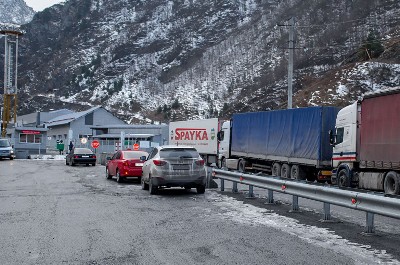 Լարսի ճանապարհը փակ է բեռնատարների համար