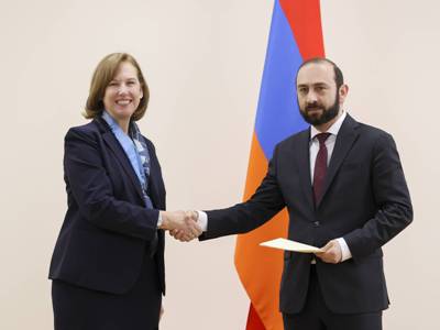 Armenian FM receives copies of new U.S. ambassador's credentials