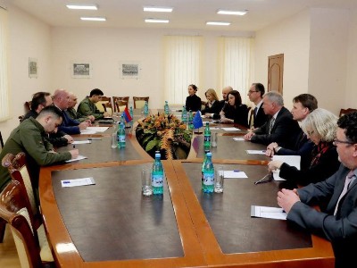 Заместитель министра обороны Армении принял главу миссии ЕС