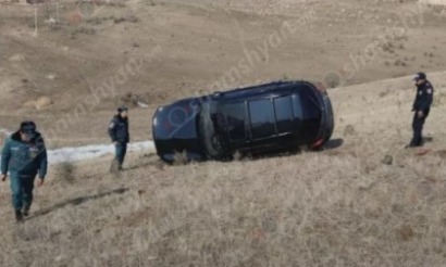 «Infiniti»-ն Գառնի-Հացավան ճանապարհին անհայտ հանգամանքներում բախվել է քարերին և կողաշրջվել