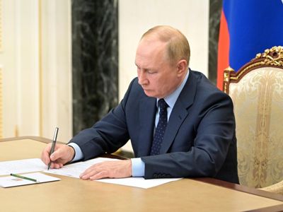 Putin signs law on state language, including inadmissibility of using foreign words