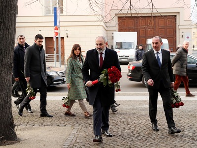 Վարչապետը Բեռլինում ծաղիկներ է խոնարհել Հայոց ցեղասպանության զոհերի հիշատակը հավերժացնող խաչքարի մոտ