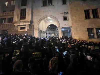 У парламента Грузии продолжаются стычки