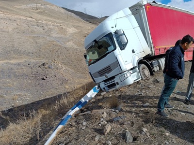 Իշխանասար գյուղի խաչմերուկի մոտակայքում բեռնատարը դուրս է եկել ճանապարհի երթևեկելի հատվածից և կախվել դեպի ձորը
