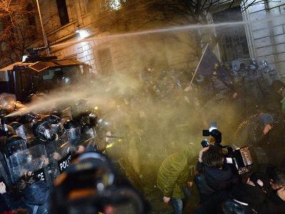 There are injured after protests against ‘foreign agents’ law are accompanied by clashes with police in Tbilisi