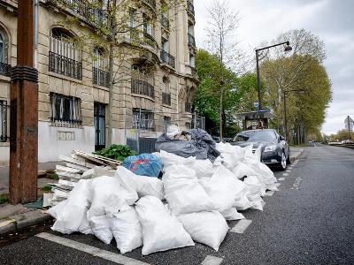 Из-за забастовки мусорщиков на улицах Парижа скопились тонны отходов
