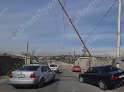 Երևանում բախվել են BMW-ն ու Volkswagen Golf-ը. BMW-ն էլ բախվել է երկաթե էլեկտրասյանը. երկու էլեկտրասյուն կոտրվել է