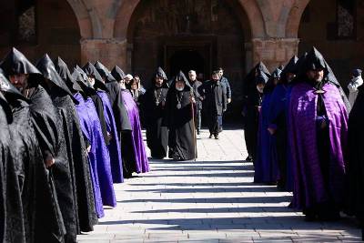 «Հրապարակ». Իշխանության եւ  Եկեղեցու միջեւ սառույցը հալվե՞լ է