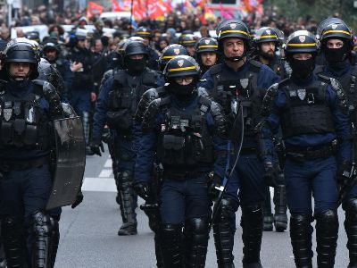 В столице Франции вновь проходит акция протеста, протестующие крушат витрины и остановки
