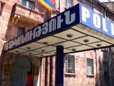 Ոսկեղեն ու փող պահանջելուց հետո հափշտակել էր կարի մեքենան