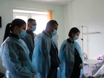 Жанна Андреасян посетила учителей и школьников, пострадавших во вчерашней аварии в Сюникской области