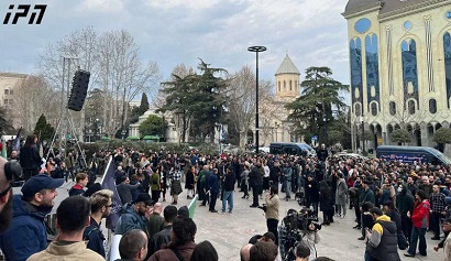 Перед зданием парламента Грузии проходит акция протеста против правил призыва в армию