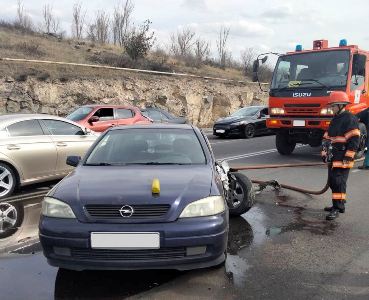 На Цицернакбердском шоссе в Ереване столкнулись автомобили Nissan Tiida и Opel Astra G: произошла утечка горючего