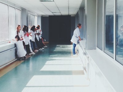 Обвинение в присвоении госсредств во время Covid-19 основано на неверных представлениях о меднауке – Медлайн клиник