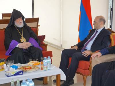Արամ Ա-ն և Հունաստանում ՀՀ դեսպանը քննարկել են Սփյուռքին առնչվող հարցեր