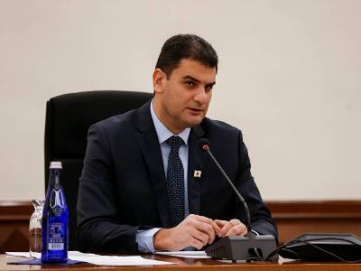 Haykakan Zhamanak daily: Yerevan mayor calls farewell evening gathering, to resign in few hours