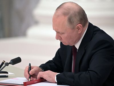 Putin signs law on terminating Ukraine citizenship for Russians