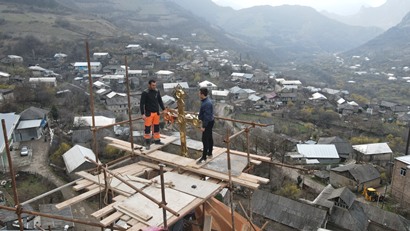 Սահմանապահ Այգեձորում օծվեց նորակառույց եկեղեցու խաչը