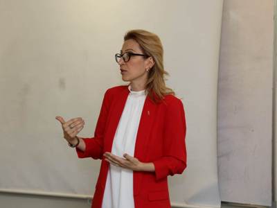 Արդեն ժամանակն է, որ կանանց դերը տեսանելի լինի մեր իրականությունում. Մանե Թանդիլյանը՝ ուսանողներին