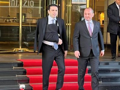 Ձեռքը կոտրած Ալեն Սիմոնյանը Գերմանիայում է. ՀՀ դեսպանը լուսանկար է հրապարակել