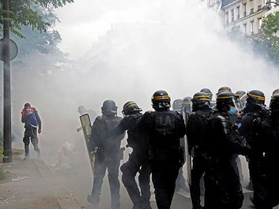 Во время протестов в Париже произошли беспорядки: полицейские применили слезоточивый газ