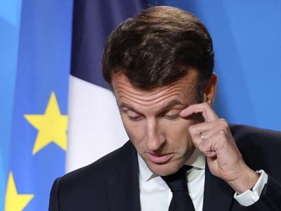 Во французских трендах лидирует хэштег «МакронМусор»