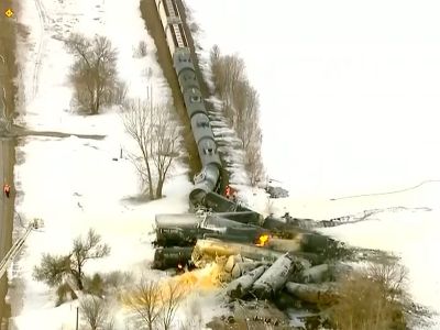 Поезд, перевозивший этанол и кукурузный сироп, сошел с рельсов в США